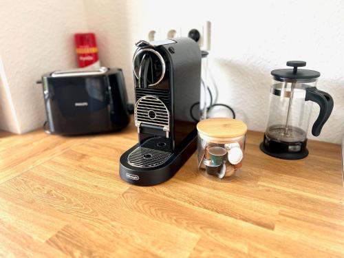 a black toaster sitting on top of a counter at Panorama Home - Moderne Wohlfühloase in Minden