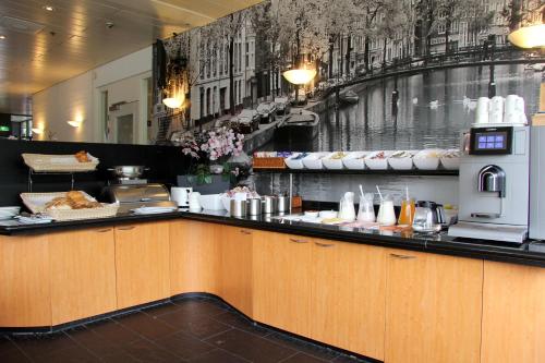 Coffee at tea making facilities sa Bastion Hotel Amsterdam Noord