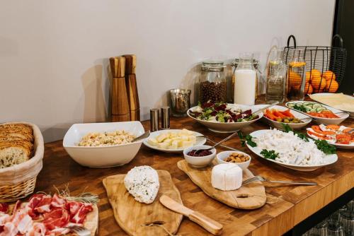 stół z miskami jedzenia i warzyw w obiekcie Gorczańskie Zacisze w mieście Lubomierz