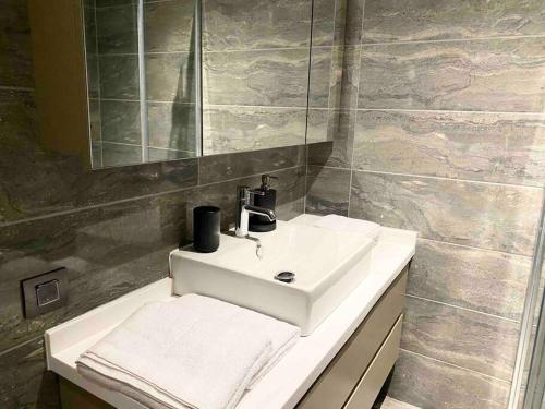 bagno con lavandino bianco e specchio di Modern 2BD Panoramic view downtown a Istanbul