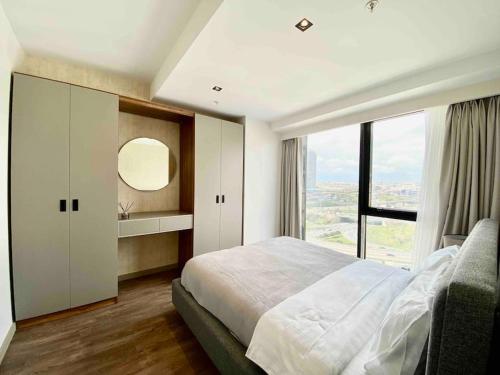ein Schlafzimmer mit einem großen Bett und einem großen Fenster in der Unterkunft Modern 2BD Panoramic view downtown in Istanbul