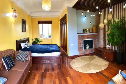 sala de estar con cama y sofá en POMELO - Sun's Homestay - Lake View, en Hanói