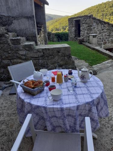 une table avec un panier de nourriture dans l'établissement Les Terrasses de Collanges, à Saint-Pierre-de-Colombier