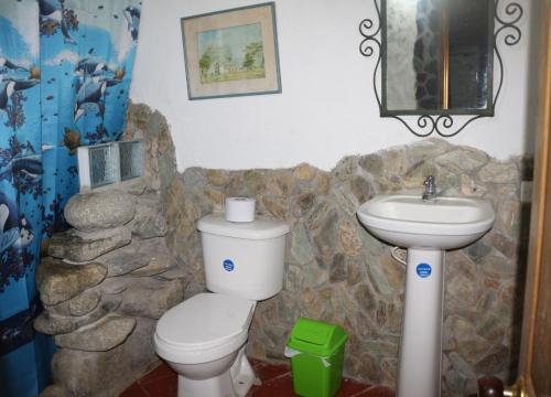 サン・ラファエルにあるNaturilandiaのバスルーム(トイレ、洗面台付)