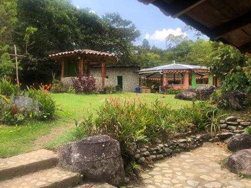 サン・ラファエルにあるNaturilandiaの庭の岩庭付き家