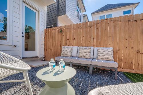 Balkoni atau teres di Modern Home Near Downtown with Fast WiFi, BBQ, Games & EV equipped!