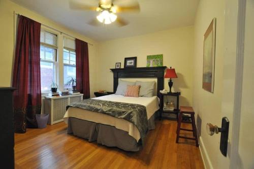En eller flere senge i et værelse på Housepitality- Cincinnati Friends and Family House