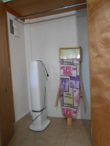 uma casa de banho com WC e um cartaz na parede em Lofts San Ángel em Cidade do México