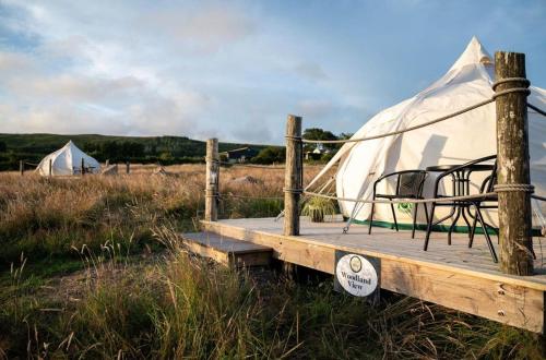 eine Jurte auf einer hölzernen Plattform auf einem Feld in der Unterkunft Woodland View - Sleeps up to 2, double bed in Dungarvan
