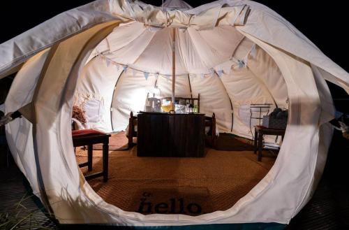 ein Zelt mit einem Tisch in der Mitte in der Unterkunft Woodland View - Sleeps up to 2, double bed in Dungarvan