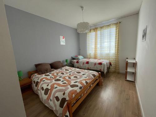 une chambre avec deux lits et une fenêtre dans l'établissement Maison 10 personnes, à Gragnague