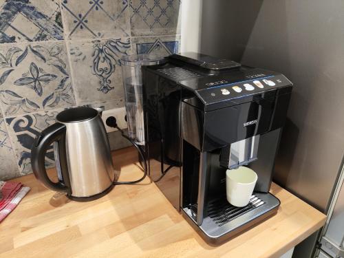 Oprema za pripravo čaja oz. kave v nastanitvi Maison indépendante à Peyrieu