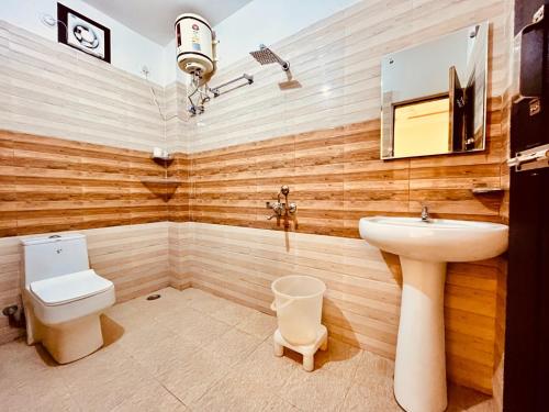 łazienka z umywalką i toaletą w obiekcie Hotel The Pacific Paradise w mieście Haridwar