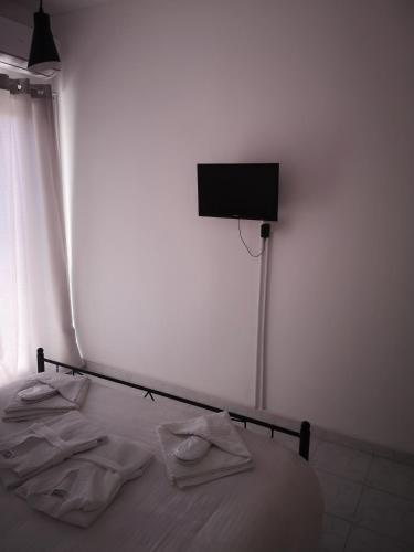 a bedroom with a bed with two towels on it at Nord Guesthouse in Néos Pírgos