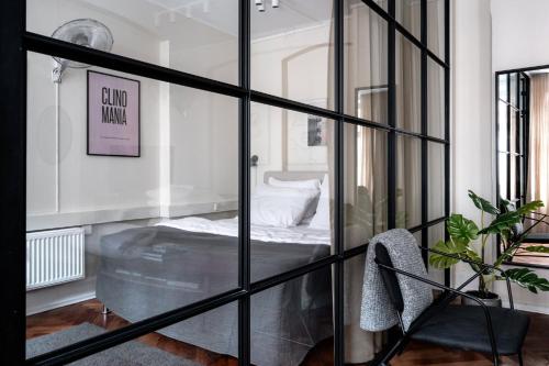 een kamer met een glazen wand met een bed erin bij The Brewer apartments by Daniel&Jacob's in Kopenhagen