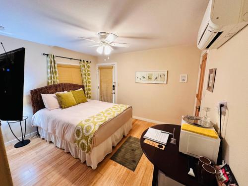 Katil atau katil-katil dalam bilik di The Inn at Shasta Lake