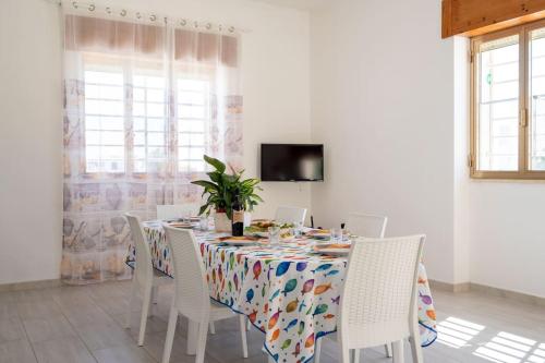 comedor con mesa y sillas en Villetta Rosa House 100 meters from the blue sea, en San Pietro in Bevagna