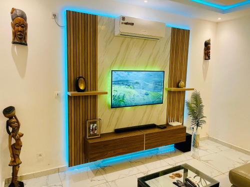 KEUR MATY Charmante et Moderne Villa 5 chambres, 5 salles de bains à Warangにあるテレビまたはエンターテインメントセンター