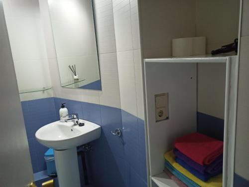 un baño con lavabo y espejo en Estudio con balcon Plaza España, en Barcelona