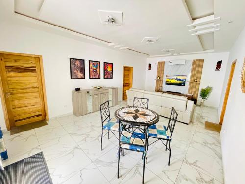 KEUR MATY Charmante et Moderne Villa 5 chambres, 5 salles de bains à Warangにあるキッチンまたは簡易キッチン