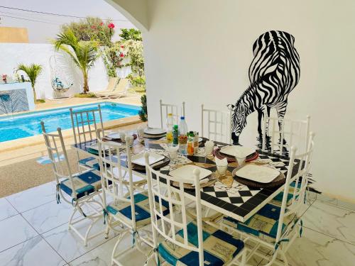 KEUR MATY Charmante et Moderne Villa 5 chambres, 5 salles de bains à Warangの敷地内または近くにあるプール