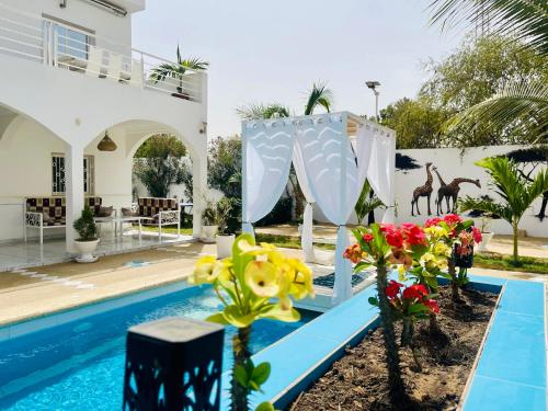 OuoranにあるKEUR MATY Charmante et Moderne Villa 5 chambres, 5 salles de bains à Warangのプールと家のあるヴィラ