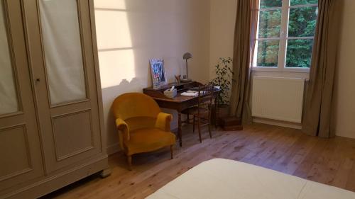 Cette chambre dispose d'un bureau, d'une chaise et d'une fenêtre. dans l'établissement Chb double avec baignoire, au Mans
