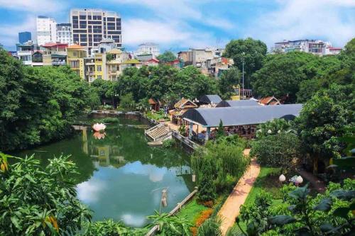 - Vistas al río de una ciudad en POMELO - Sun's Homestay - Lake View, en Hanói