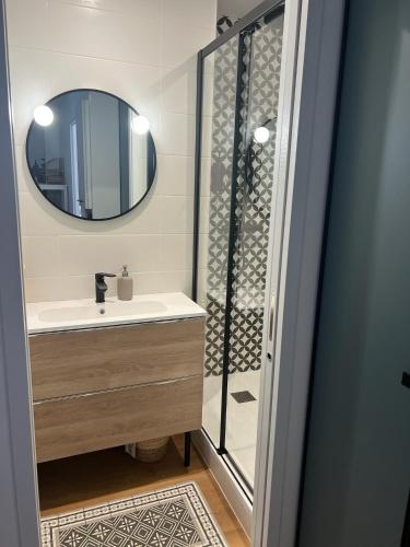 une salle de bain avec une douche, un lavabo et un miroir dans l'établissement Sacaron24, T2 bis, centre Luchon, wifi, parking, à Luchon