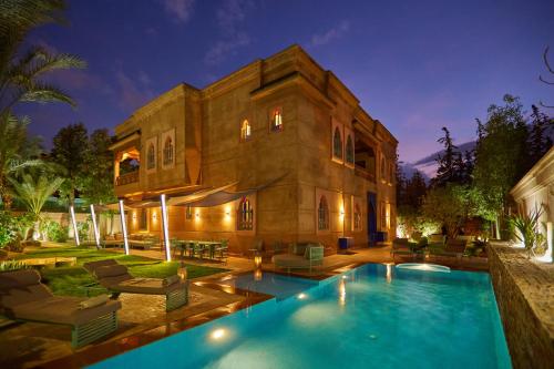 una casa con piscina frente a ella en Villa Taj Sofia & Spa, en Marrakech