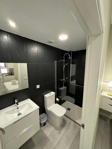 een badkamer met een wastafel, een toilet en een douche bij Garden City Lofts in Córdoba