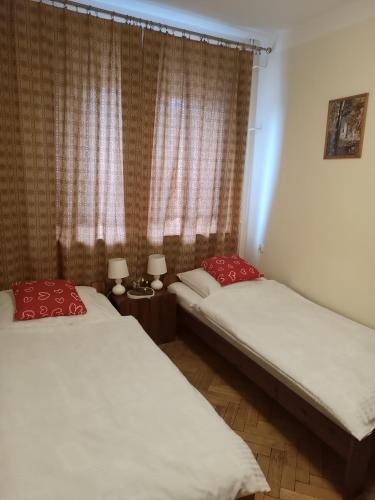 Postel nebo postele na pokoji v ubytování Willa Bona blisko Zamku Królewskiego i Rezerwatu zapraszam na grę miejską Magiczne Chęciny