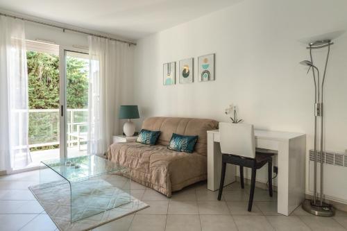 un salon avec un canapé et une table dans l'établissement New T2 proche Monaco, centre ville, magnifique terasse, à Roquebrune-Cap-Martin