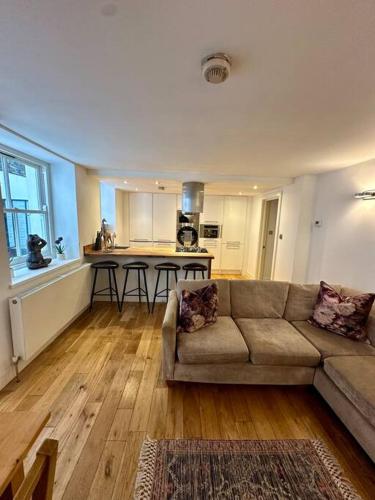 ein Wohnzimmer mit einem Sofa und einer Küche in der Unterkunft Opulent oasis in London in London