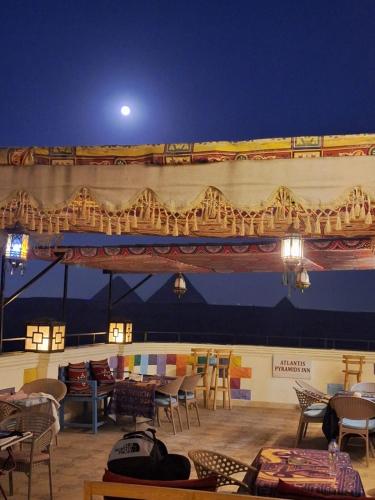 Restoran või mõni muu söögikoht majutusasutuses Atlantis Pyramids Inn New