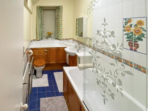A bathroom at Elizabeth Lodge