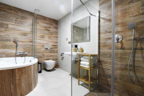 W łazience znajduje się prysznic, umywalka i toaleta. w obiekcie Hotel Vydrovy Boudy w mieście Pec pod Sněžkou
