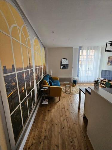 - un salon orné d'une grande peinture murale dans l'établissement Urban Jungle - centre historique - calme absolu, à Pau