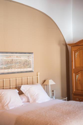 a bedroom with a bed with an arch above it at El Secanet in Algimia de Alfara