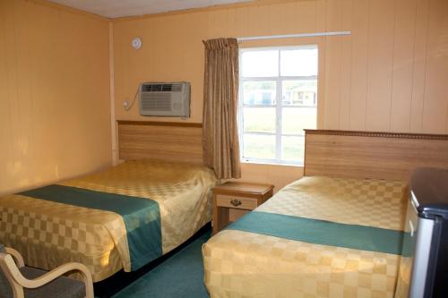 a hotel room with two beds and a window at Bel-Air Motel in Alice