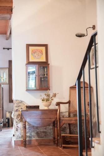 a dining room with a table and a chair at El Secanet in Algimia de Alfara