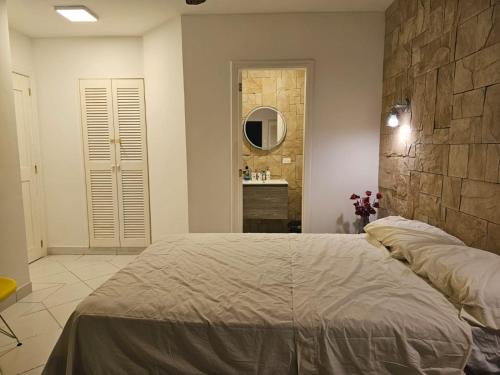 a bedroom with a bed and a bathroom with a sink at DEPARTAMANETO SAME CASA BLANCA in Same