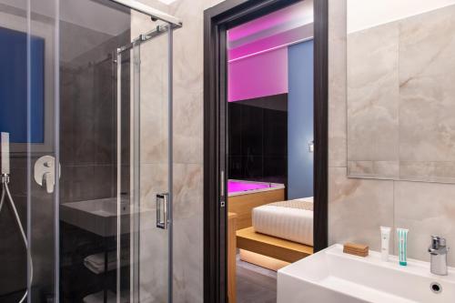 ナポリにあるMAIN - Duomoのバスルーム(シャワー、シンク、鏡付)
