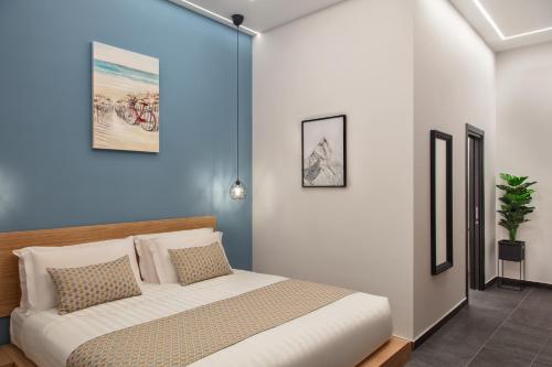 ナポリにあるMAIN - Duomoの青い壁のベッドルーム1室(大型ベッド1台付)