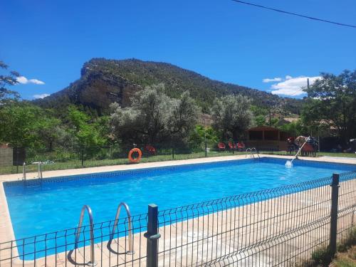 Bazén v ubytování Camping Castellote nebo v jeho okolí