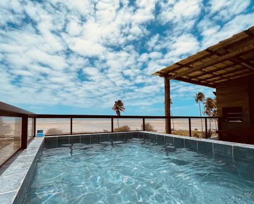 una piscina con vistas a la playa en Luxo Pé na Areia na Rota Milagres, en Tatuamunha