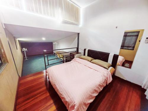 um quarto com uma cama grande num quarto em Vivacity Staycation Home 6 Bedrooms em Kuching