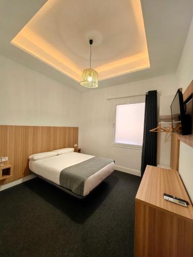 um quarto com uma cama grande e uma janela em Hostel Siesta & Go (Atocha) em Madri