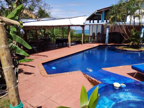 uma piscina em frente a uma casa em VISTA CARIBE em Portobelo