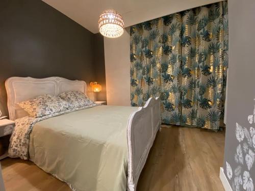 - une chambre avec un grand lit blanc et un rideau dans l'établissement Le Faucon du Donon, à Grandfontaine